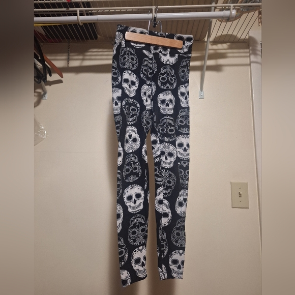No Boundaries Pants - No Boundaries Black and White Skull Print Leggings